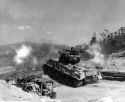 Madison-Panzer beschießt einen Bunker